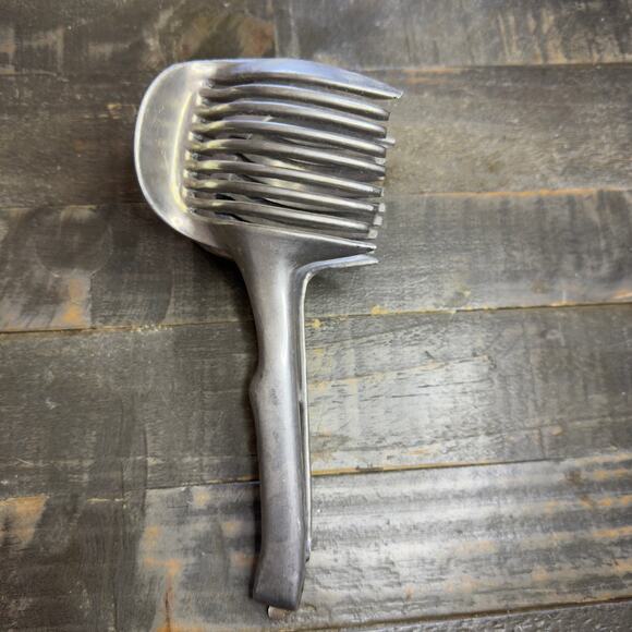 Vintage Aluminum Egg Or Vegetable Slicer, Kitchen Accessories - Picture 1 of 3
